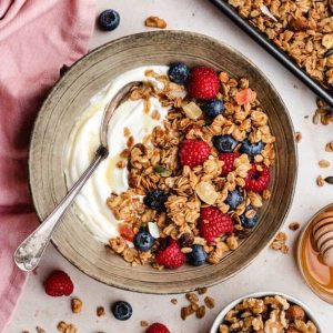 گرانولا چیست؟ طرز تهیه و فواید