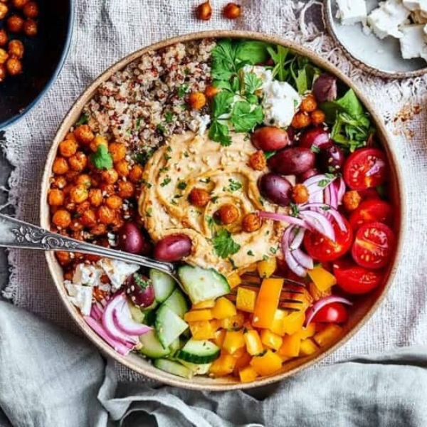 سالاد مدیترانه ای کینوا با نخود